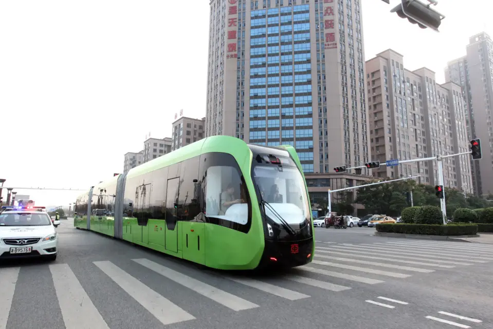 The world’s first railless train undergoes test operations on October 23. (Photo by People’s Daily Online)