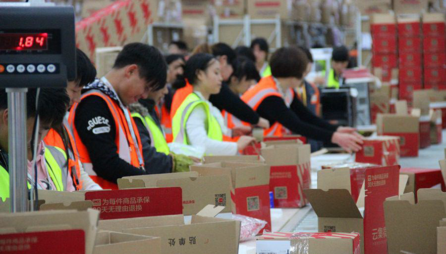 On Nov.11th, workers were busy packing day and night to ensure that customers could get their goods as quick as possible. (Photo from People’s Daily Online) On Nov.11th, workers were busy packing day and night to ensure that customers could get their goods as quick as possible. (Photo from People’s Daily Online)