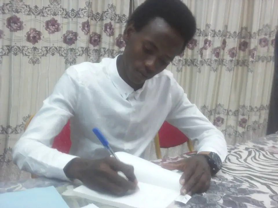 Onigue Berkemi de son vrai nom Mahamat Moussa Onigue est un jeune tchadien passionné de littérature. Alwihda Info