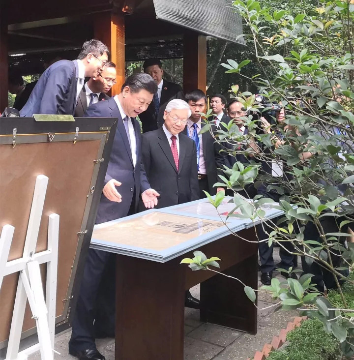 President Xi presents People's Daily newspapers to Trong as a national gift.