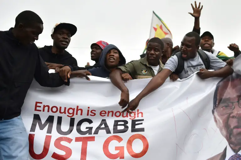 Des Zimbabwéens manifestent le 18 novembre 2017 à Harare pour exiger le départ du président Robert Mugabe, au pouvoir au Zimbabwe depuis 1980 / © AFP / -