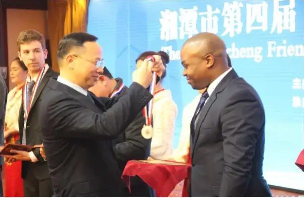 Remise de médaille au Dr. Igor-Mathieu Gondje-Dacka par le Maire de la ville de Xiangtan, Monsieur Tan Wensheng