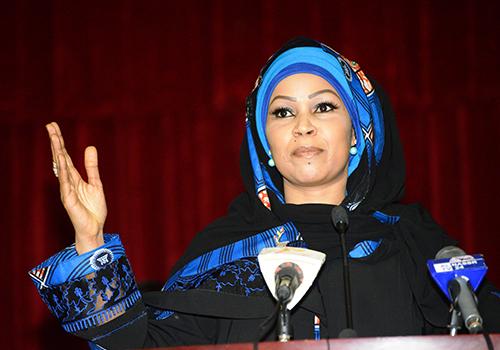 Hinda Déby appelle à "transcender, les clivages Nord-Sud, Musulmans/Chrétiens, Francophones/Arabophones" Hinda Déby appelle à "transcender, les clivages Nord-Sud, Musulmans/Chrétiens, Francophones/Arabophones"