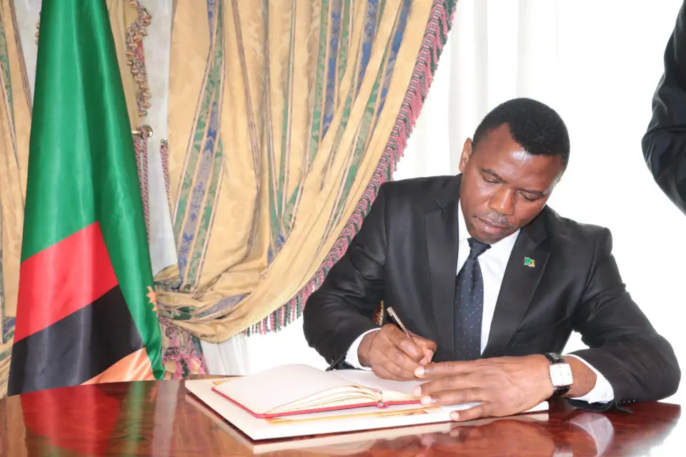 Le nouvel ambassadeur Zambien signant le livre d'or