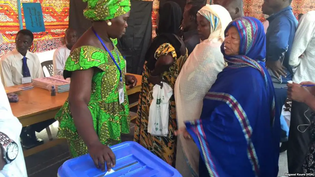 Une Tchadienne remplit les formalités avant d'aller placer son bulletin dans l'urne. Crédits photo : VOA