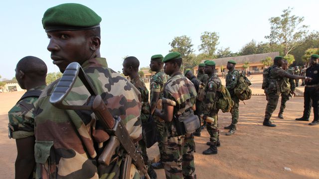 Des rebelles participent à une cérémonie militaire, à leur quartier général de Bouaké, en Côte d'Ivoire, le 4 décembre 2010. REUTERS/Luc Gnago