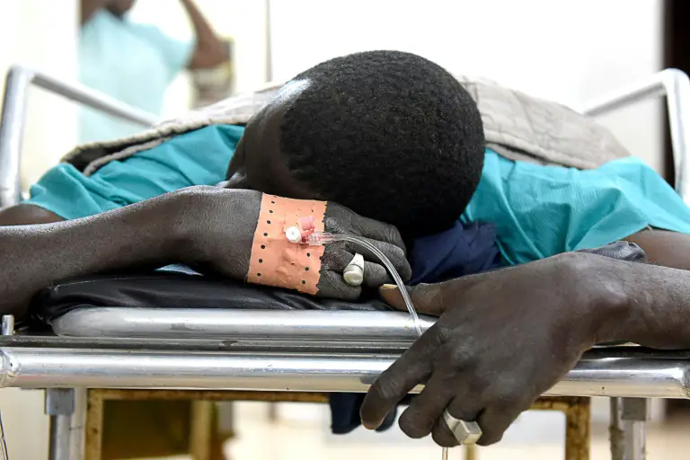 Une personne hospitalisée, le 7 janvier 2018 à Ziguinchor, après une attaque qui a fait 13 morts dans une forêt de Casamance, région du sud du Sénégal en proie à une rébellion depuis 35 ans / © AFP / SEYLLOU