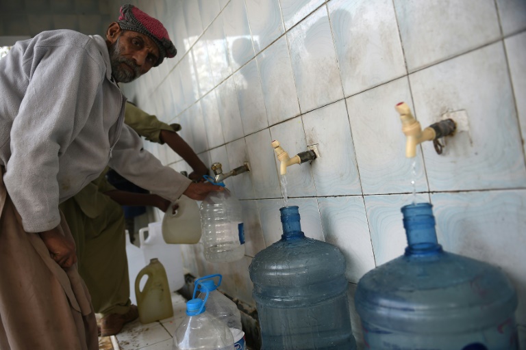 Un homme remplit des bouteilles d'eau dans une station de traitement à Islamabad, le 14 décembre 2017 / © AFP/Archives / Farooq NAEEM