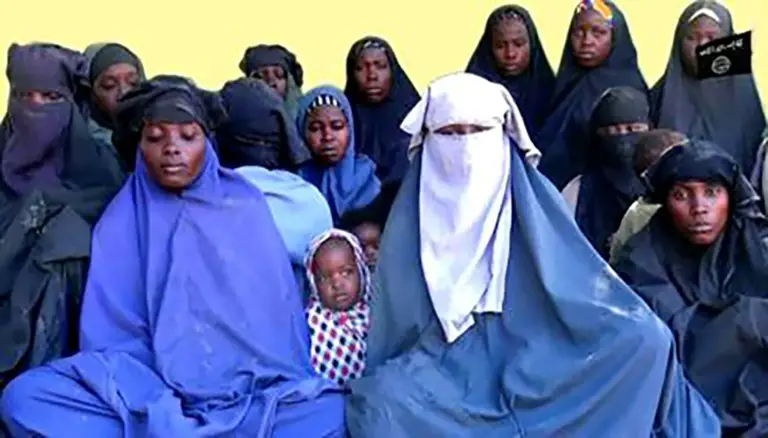Capture d'écran réalisée à partir d'une vidéo diffusée le 15 janvier 2018 par le groupe jihadiste nigérian Boko Haram montrant 14 présumées lycéennes enlevées à Chibok en avril 2014 / © BOKO HARAM/AFP / Handout
