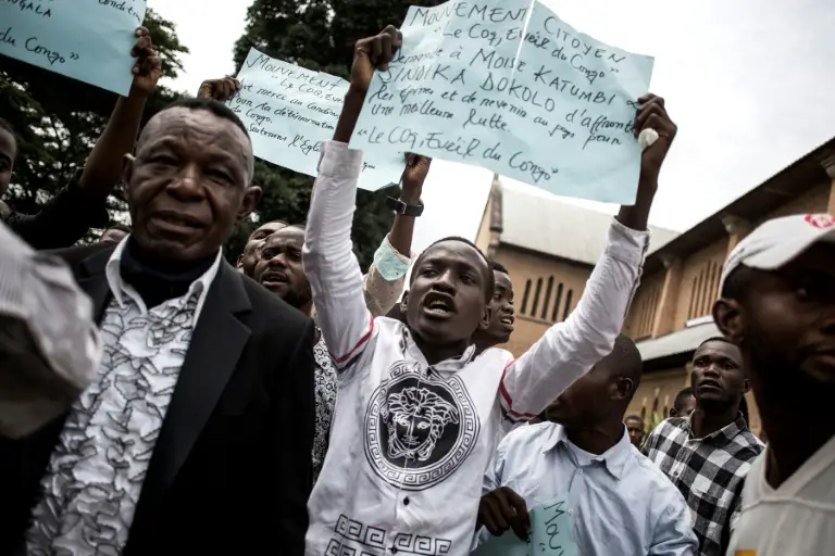 Des manifestants rassemblés à Kinshasa, le 12 janvier 2018, à l'issue d'une messe en hommage aux victimes de la marche du 31 décembre 2017 contre le président congolais Joseph Kabila / © AFP/Archives / JOHN WESSELS