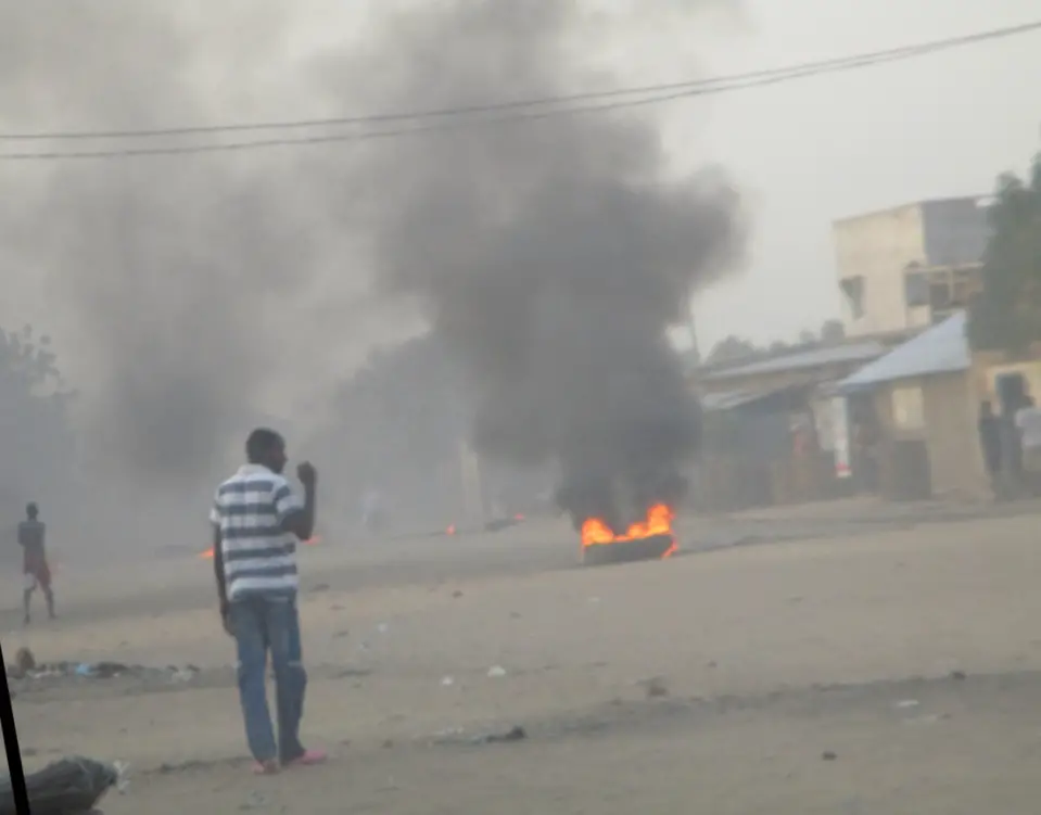 Un pneu brûlé ce samedi matin à N'Djamena, en signe de protestation d'étudiants.