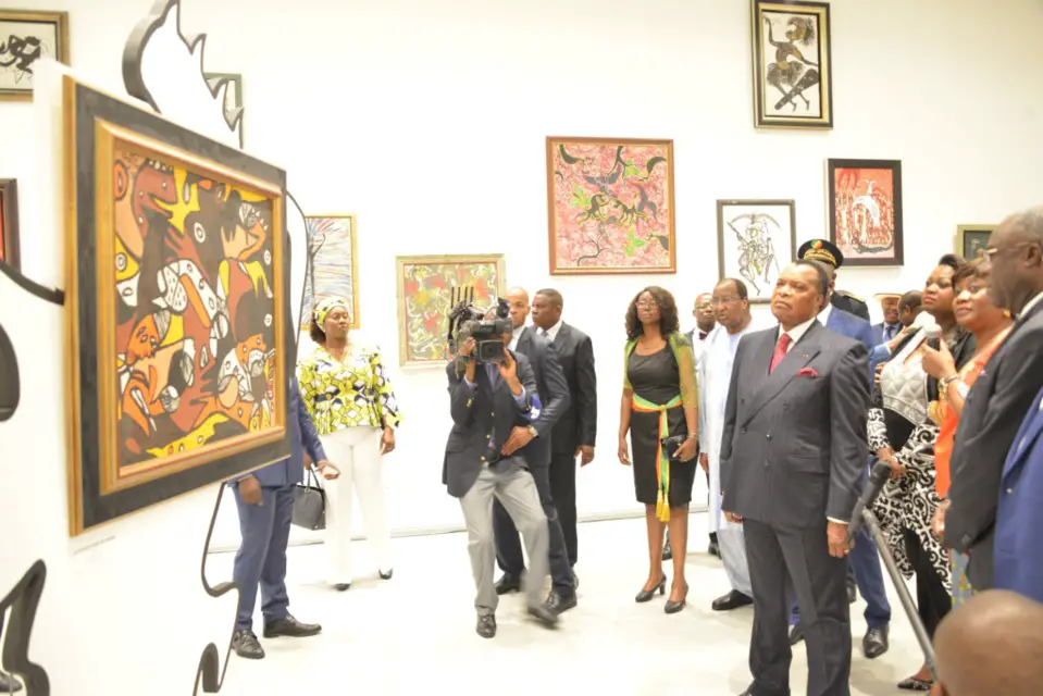 Denis Sassou N'Guesso visitant l'exposition des œuvres de Marcel Gotene