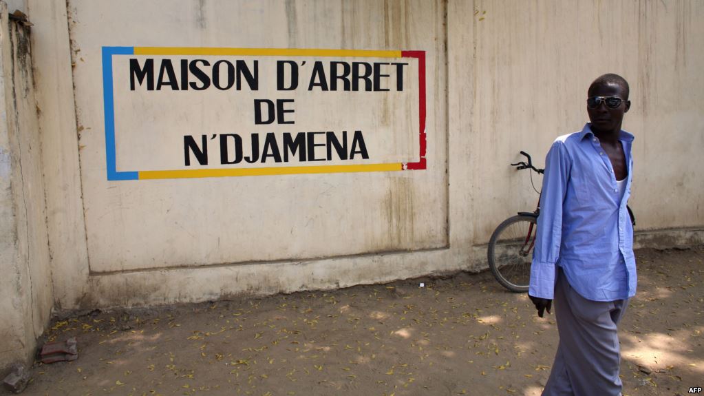 Un Tchadien devant une prison à N'Djamena, le 9 novembre 2007. Crédits photo : VOA Afrique