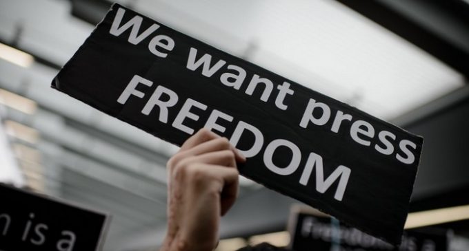 Une pancarte appellant à la liberté de la presse. Crédits photo : DR