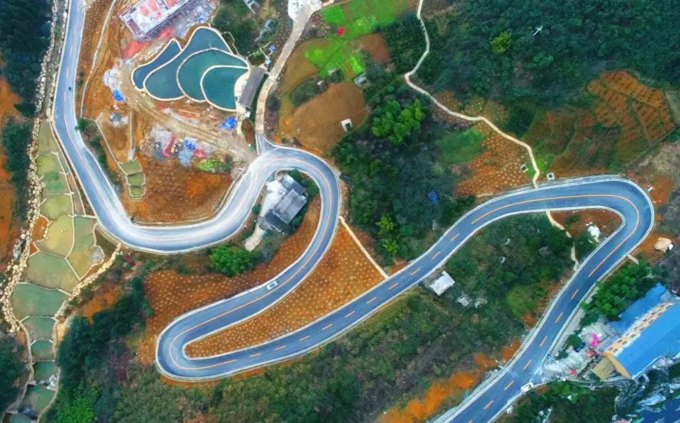 Photo taken is the newly-built roads of Nanmen village, Heishan town, Wansheng Economic and Technological Development Zone of Chongqing. The roads, built at an altitude of 1,000 meters, accelerate the pace of the village to get out of poverty. (Photo by People’s Daily Online)