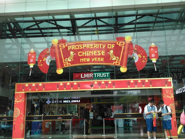 A department store in Jakarta, capital city of Indonesia hangs banner to greet the Chinese New Year. (Photo by Xi Laiwang from People’s Daily)