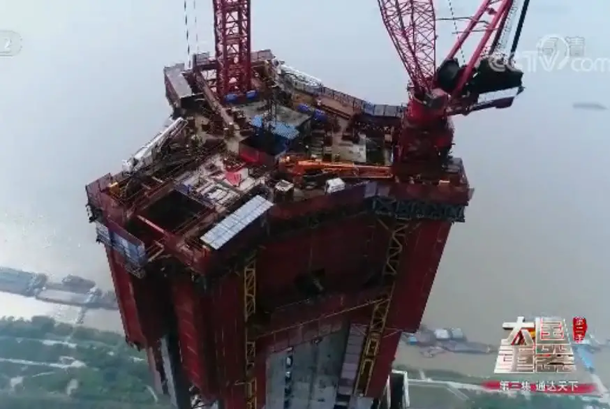 Latest-generation jack platform designed for construction of super-tall buildings. (Source: screenshot from the documentary “The Pillars of a Great Power II” filmed by China Central Television.)