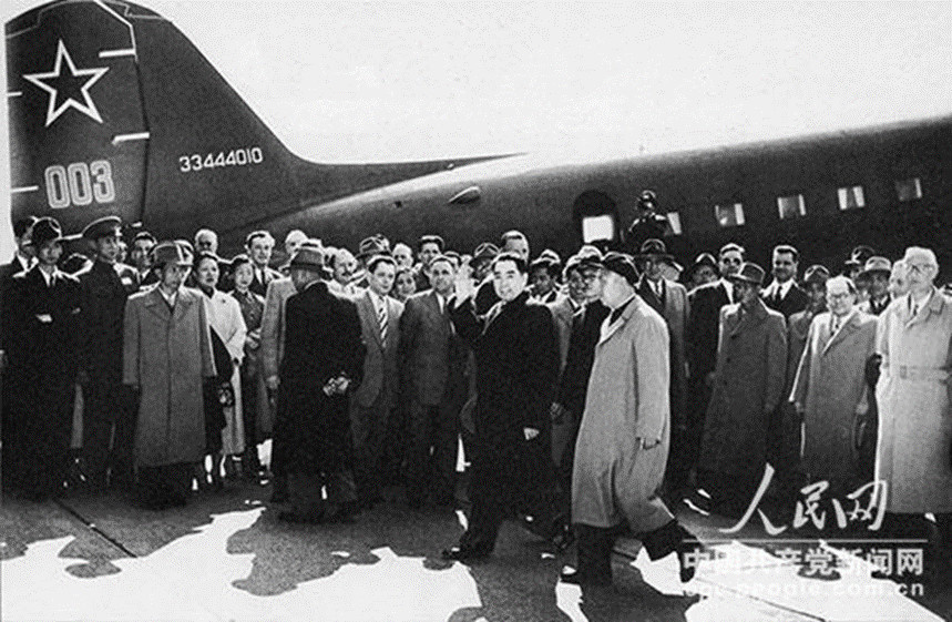 Zhou Enlai arrives in Geneva on April 24, 1954 to attend the Geneva Conference held from April to July as head of Chinese delegation. (Photo from People’s Daily Online) Zhou Enlai arrives in Geneva on April 24, 1954 to attend the Geneva Conference held from April to July as head of Chinese delegation. (Photo from People’s Daily Online)