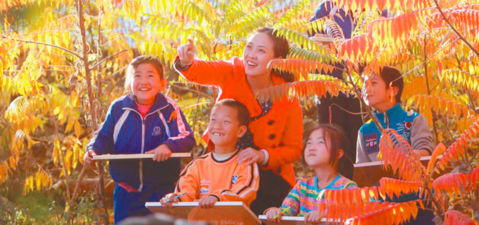 A teacher is teaching students to draw in Chengde, northern city in China’s Hebei province. (File photo)