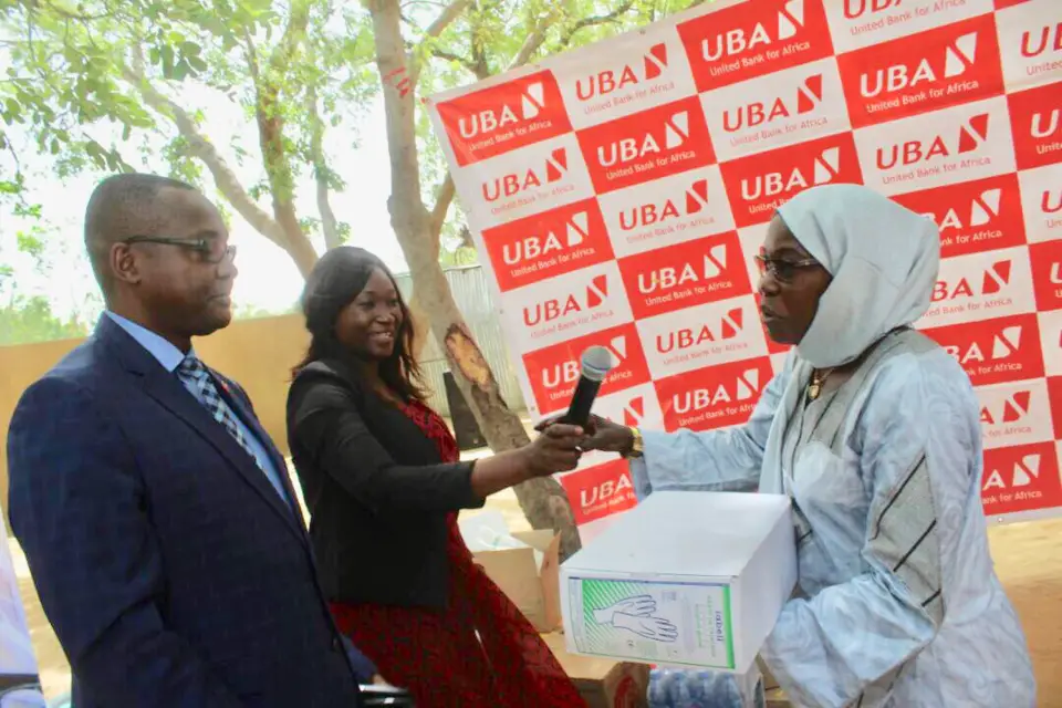 Le cercle des femmes battantes de la banque UBA a organisé, ce mercredi 7 mars 2018, au centre national de traitement des fistules, une cérémonie de remise de don aux femmes victimes des fistules obstétricales. Alwihda Info