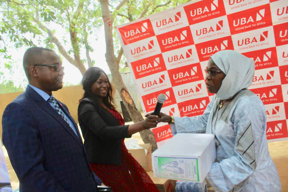 Le cercle des femmes battantes de la banque UBA a organisé, ce mercredi 7 mars 2018, au centre national de traitement des fistules, une cérémonie de remise de don aux femmes victimes des fistules obstétricales. Alwihda Info