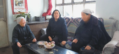 Shen Jilan (2nd left) visits local villagers on February 11 to collect public opinions as a reference to make proposals for the upcoming 13th National People’s Congress. (Photo by Yang Junfeng from People’s Daily)