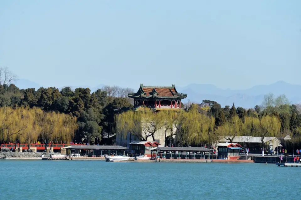The Summer Palace under blue skies in early spring of 2017. Data shows that a total of 226 days reported good air quality in Beijing in 2017, 28 days more than in 2016, while the number of severely polluted days reduced to 23 from 39 days in 2016. (Photo from People’s Daily Online)