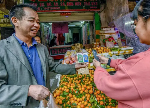A customer scans a QR code to pay for fruit in Nanning, capital city of south China’s Guangxi Zhuang Autonomous Region, December 23, 2017. Mobile payments are gradually replacing cash payments in China. (Photo: CFP)