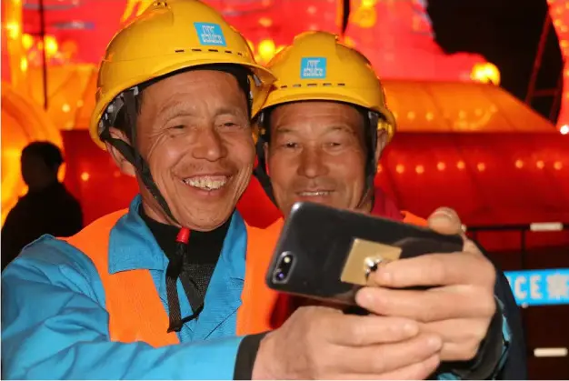 Workers share their photos online via mobile phones on a lantern fair during the past Lantern Festival in Wuhan, central China’s Hubei province. (Photo from People’s Daily)