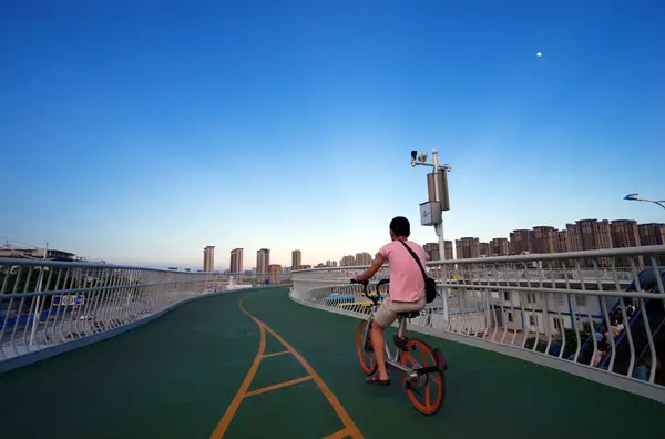 A man rides his bicycle on Xiamen’s bicycle skyway. (Photo: CFP)