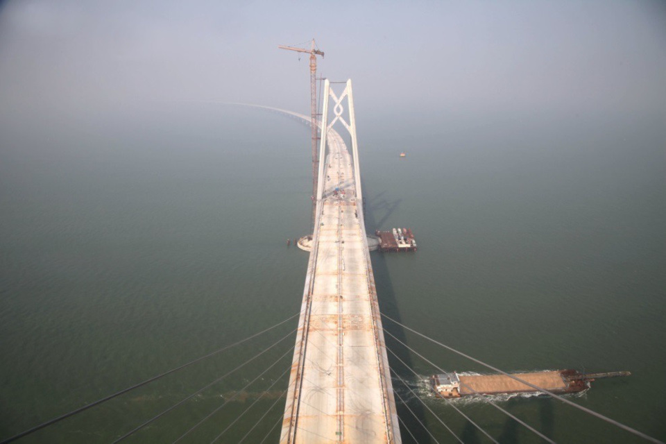 Decks of the Hong Kong-Zhuhai-Macao Bridge were linked together on September 27, 2016, indicating the main construction of the bridge entered into the final phase. Connecting Hong Kong with Macao and Zhuhai, the world’s largest sea-crossing span consists of a series of bridges and one undersea tunnel, as well as 3 artificial islands. (Photo by Ji Shunli from People’s Daily Online)