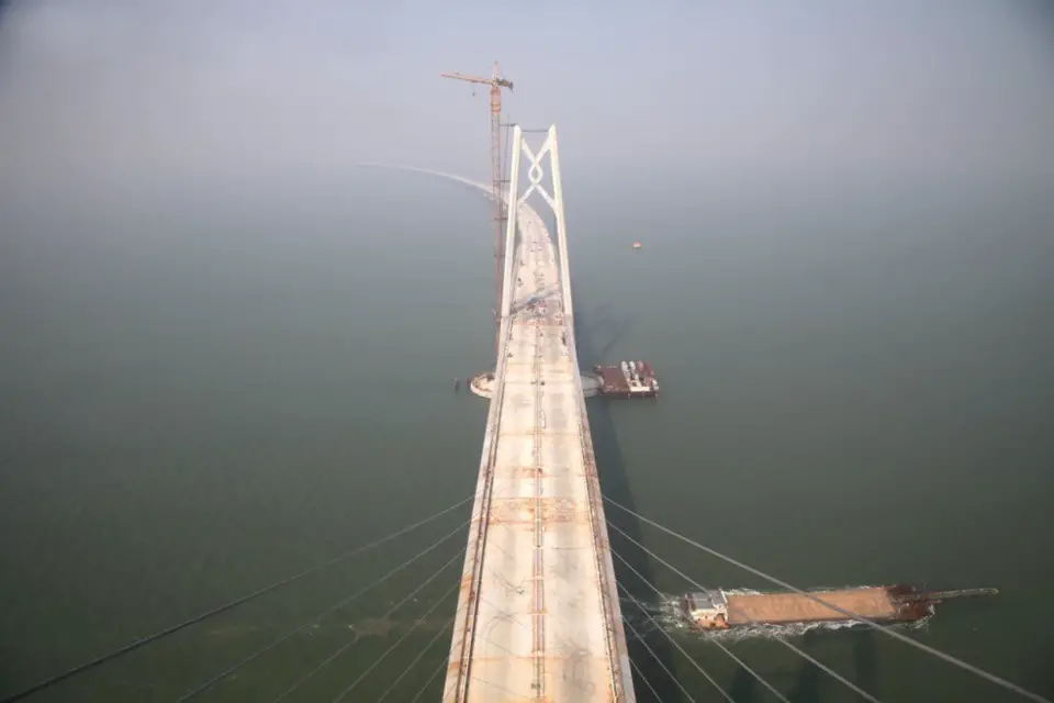 Decks of the Hong Kong-Zhuhai-Macao Bridge were linked together on September 27, 2016, indicating the main construction of the bridge entered into the final phase. Connecting Hong Kong with Macao and Zhuhai, the world’s largest sea-crossing span consists of a series of bridges and one undersea tunnel, as well as 3 artificial islands. (Photo by Ji Shunli from People’s Daily Online)