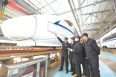 On-board machinists attend a training. (Photo from the official website of China Railway Corporation)