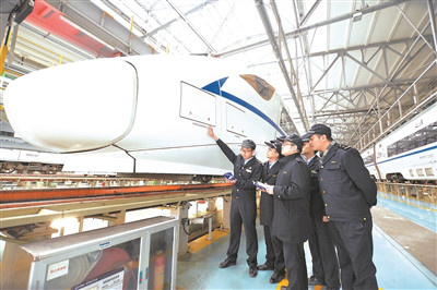 On-board machinists attend a training. (Photo from the official website of China Railway Corporation) On-board machinists attend a training. (Photo from the official website of China Railway Corporation)