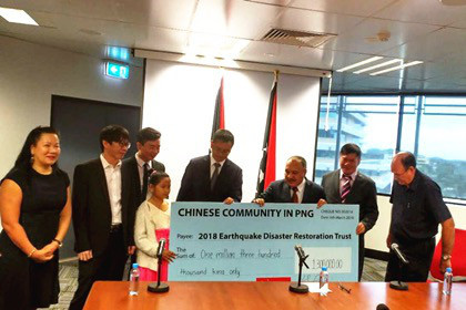 PNG Prime Minister Peter O’Neill receives donations from Chinese community and companies at the Prime Minister’s Office on Mar. 6 and 8, 2018. (Photo from Chinese Embassy in the PNG)