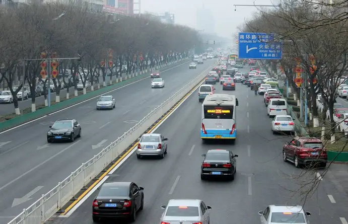 A new energy bus runs on a road in Beijing, March 3, 2018. (Photo from CFP)