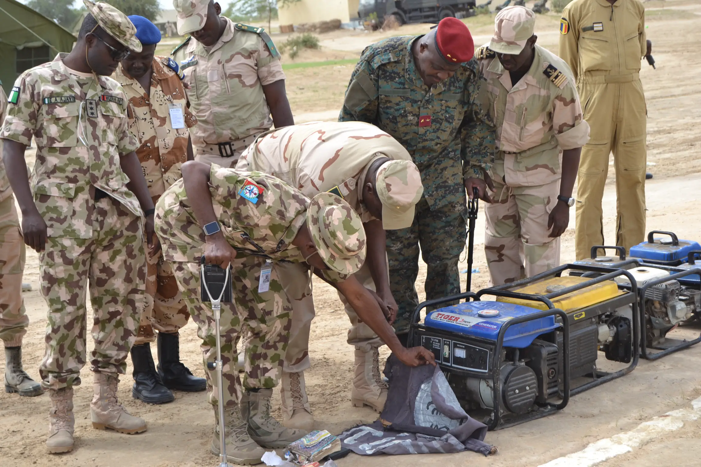 Des soldats tchadiens et nigérians de la zone de défense n°1 de la force mixte multinationale au Nigéria. Crédits photo : Alwihda Info