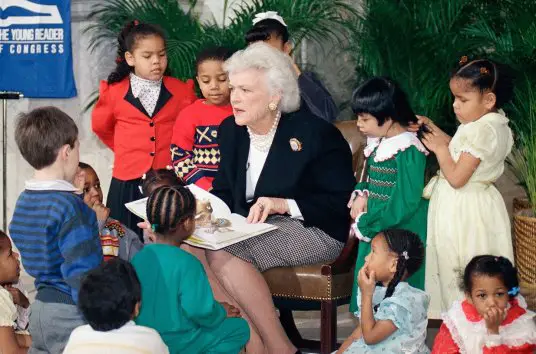 Barbara Bush raconte une histoire à un groupe d’enfants, en 1989. La Première dame a créé  la Barbara Bush Foundation for Family Literacy.  (© Charles Tasnadi/AP Images)