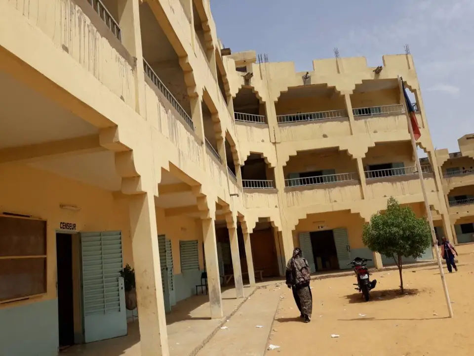 N’Djamena : un don de 100 livres au lycée Etoile Polaire