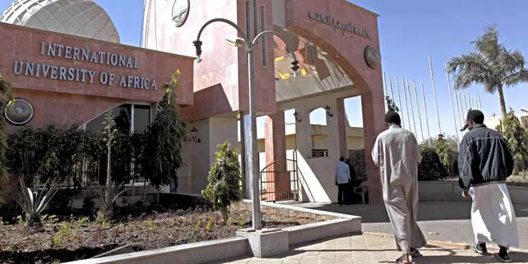 La porte principale de l'Université internationale d'Afrique, à Khartoum. CRÉDITS : JOAN TILOUINE / LE MONDE AFRIQUE