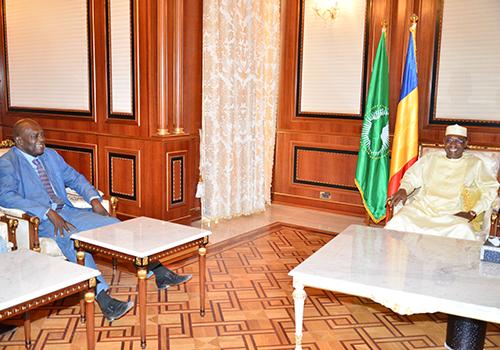 Le président Idriss Déby et Joseph Dadnadji lors d'un entretien à la présidence le 6 avril 2018.