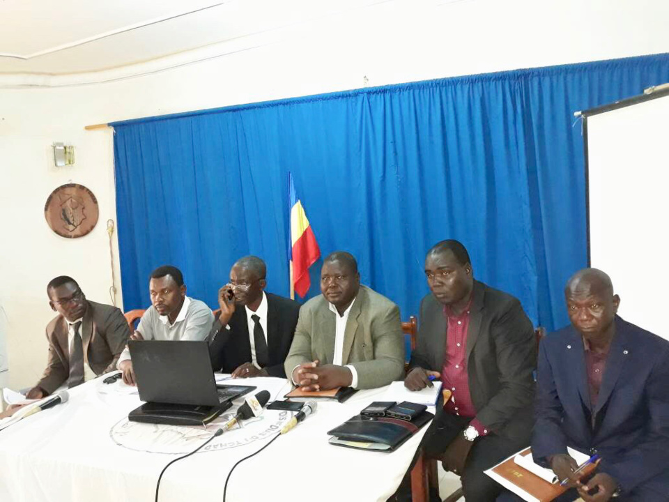 Le secrétaire général de l’ordre des avocats du Tchad, Djimadoun Emmanuel Koumtog, lors d’une conférence de presse conjointe avec les représentants des notaires et huissiers, ce mercredi soir à la Maison de Médias du Tchad. Alwihda Info Le secrétaire général de l’ordre des avocats du Tchad, Djimadoun Emmanuel Koumtog, lors d’une conférence de presse conjointe avec les représentants des notaires et huissiers, ce mercredi soir à la Maison de Médias du Tchad. Alwihda Info
