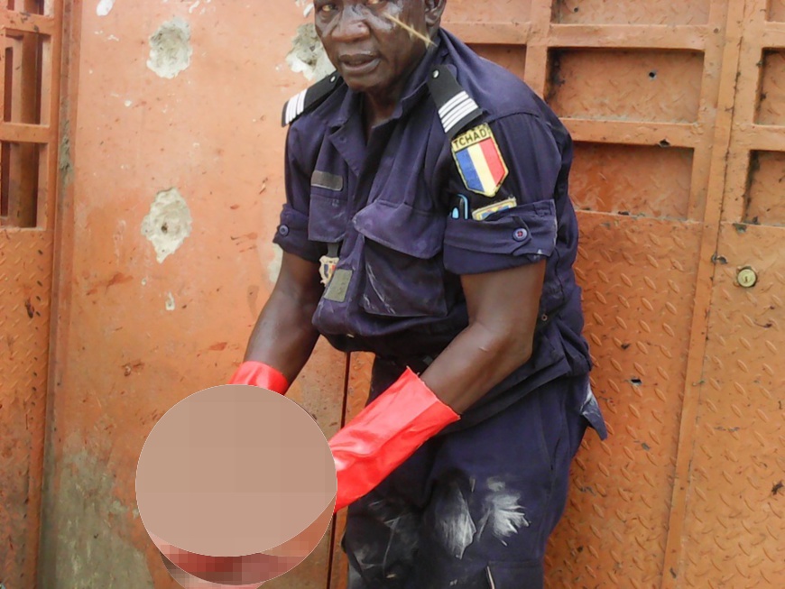 Le chef de corps des sapeurs pompiers de la Mairie de N'Djamena ramasse la tête d'un kamikaze le 12 juillet 2015 au grand marché de N'Djamena. Alwihda Info Le chef de corps des sapeurs pompiers de la Mairie de N'Djamena ramasse la tête d'un kamikaze le 12 juillet 2015 au grand marché de N'Djamena. Alwihda Info