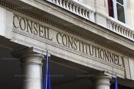 Délai de recours contre une obligation de quitter le territoire notifiée à un étranger détenu et délai au juge pour statuer sur cette contestation jugés trop courts par le Conseil Constitutionnel 