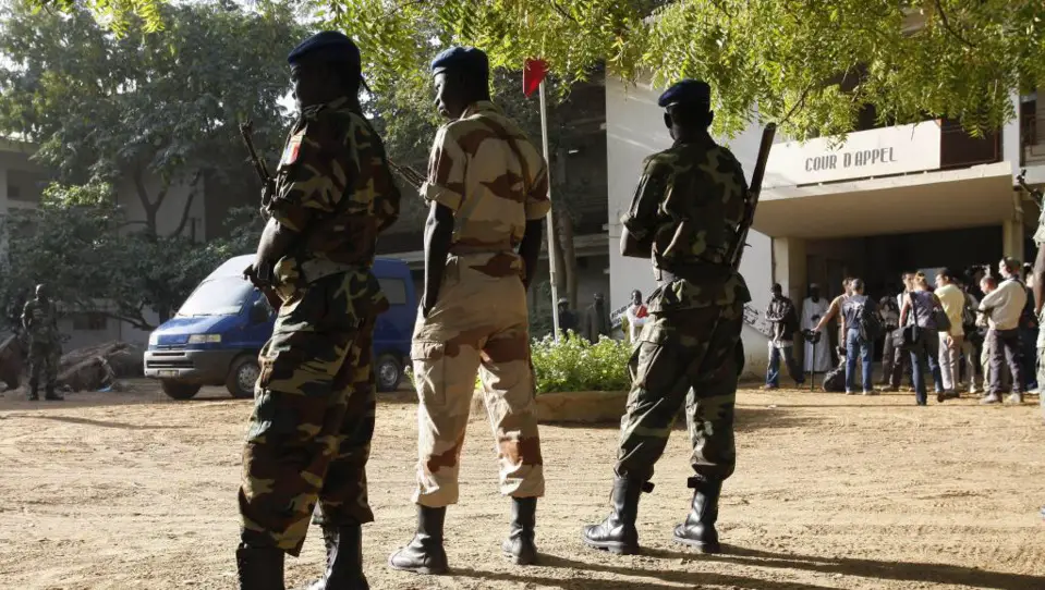 Soldats tchadiens devant le tribunal de Ndjaména (image d’archive 2007).  © Thomas SAMSON/Gamma-Rapho via Getty Images