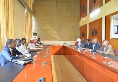 Une rencontre entre le gouvernement et le bureau exécutif du Syndicat national des enseignants-chercheurs du supérieur (SYNECS) hier midi au Palais présidentiel. Une rencontre entre le gouvernement et le bureau exécutif du Syndicat national des enseignants-chercheurs du supérieur (SYNECS) hier midi au Palais présidentiel.