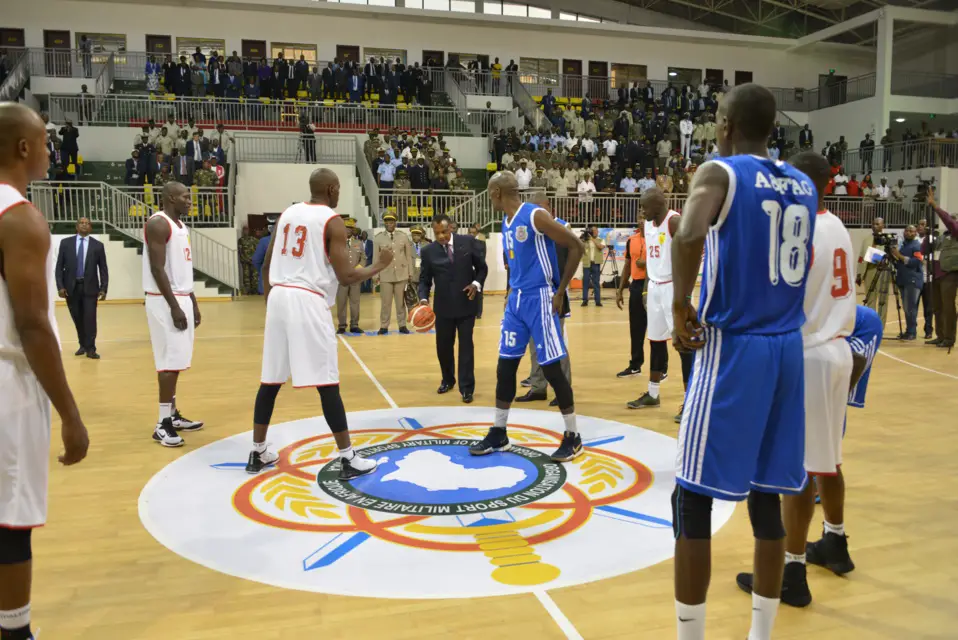 Denis Sassou N'Guesso donnant le coup d'envoi du Cambasket 2018.