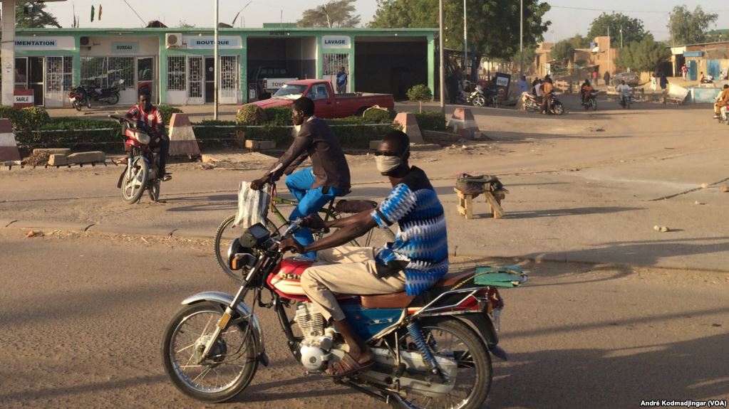 Une station service désertée par les usagers à N'Djamena, le 9 janvier 2018. (Photo : VOA/André Kodmadjingar)