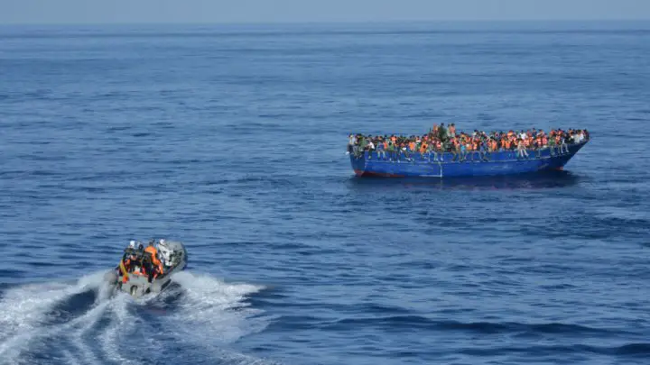 © Ministère espagnol de la Défense, AFP, Archives | Un bateau de migrants rescapés en Méditerranée près des côtes libyennes, sauvée par les gardes-côtes espagnols, en novembre 2015.