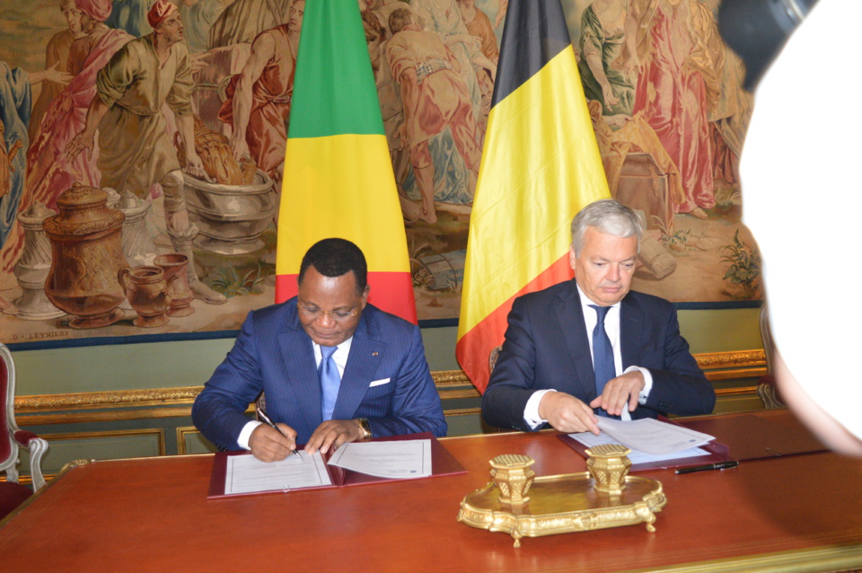 Jean Claude Gakosso et Didier Reynders signant le mémorandum d'entente.